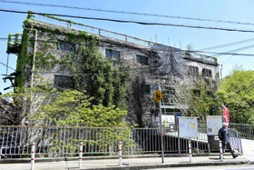 ツタで覆われ、老朽化が目立つ「中野センター」＝神戸市垂水区塩屋町９