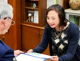のじぎく賞の伝達を受けた久米智子さん＝須磨署