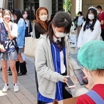 模擬店で星陵ペイを利用する生徒＝星陵高校