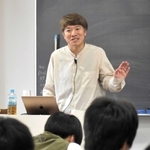 「男同士でお笑いやスポーツの話はするのに、心の問題を分かち合う時間が少ない」。自身の経験を交えて生徒に語る清田隆之さん＝神戸市東灘区魚崎北町８