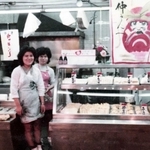 中野センターで営業していた田仲とうふ店。当時は二十数店舗がひしめき合った（田仲盛秀さん提供）