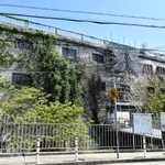 ツタで覆われ、老朽化が目立つ「中野センター」＝神戸市垂水区塩屋町９