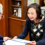 のじぎく賞の伝達を受けた久米智子さん＝須磨署