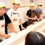 コウベリーズのメンバーにカレーを振る舞う（左から）平田敦彦さんと荻原裕二さん＝灘区永手町４