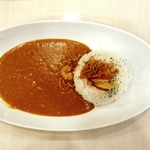 甘さが際立つリンゴの品種「王林」や淡路島産タマネギを使った「特製りんごカレー」＝灘区永手町４