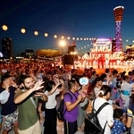 多くの外国人観光客も参加した「こうべ海の盆踊り」＝２０１７年８月１９日、神戸市中央区波止場町、メリケンパーク