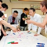 町を歩いて見つけた変化を地図に書き込む大同窓会の参加者たち＝神戸市長田区東尻池町６