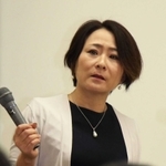 息子を亡くした経験を話す前田和美さん＝灘高校