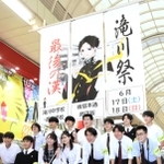 男子校として最後の学園祭を控え、清掃活動に取り組んだ実行委員会の生徒とコウベリーズのメンバー＝板宿本通商店街
