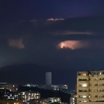 赤っぽく光る雲＝１５日夜、神戸市須磨区から