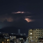 赤っぽく光る雲＝１５日夜、神戸市須磨区から