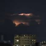 赤っぽく光る雲＝１５日夜、神戸市須磨区から