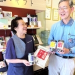 看板ブランドとして育ててきた「須磨のり」を手にする藤井昌治さん・潤子さん夫妻＝神戸市須磨区松風町５