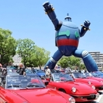 鉄人２８号モニュメントの足元に並ぶイタリア車＝神戸市長田区若松町６