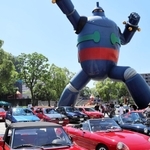 鉄人28号モニュメントの足元に並ぶイタリア車＝神戸市長田区若松町６