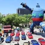 鉄人２８号モニュメントとイタリア車＝神戸市長田区若松町６