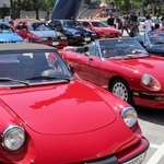 鉄人２８号モニュメントの足元に並ぶ色鮮やかなイタリア車＝神戸市長田区若松町６