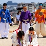 五色塚古墳の頂上で行われた「奉納の儀式」＝神戸市垂水区五色山４
