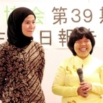 ＰＨＤ協会の関係者らに抱負を語る研修生たち＝県立神戸生活創造センター