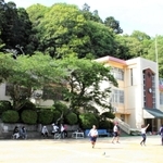昭和に造られた木造校舎（左）も併設する藍那小学校＝神戸市北区山田町藍那