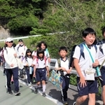 学年を超えて同じ地域の仲間で集団ごとに登下校する＝神戸市北区山田町藍那