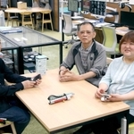 サポート事業の存続を求めて署名活動を行っている視覚障害者たち＝神戸アイライト協会