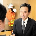 感謝状を受ける花田宏司さん＝東灘消防署