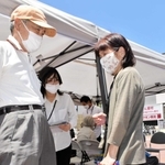 握力などを測定して転倒リスクをチェックしてもらう夫婦＝ＪＲ兵庫駅前