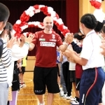 児童らとハイタッチするイニエスタ選手＝舞多聞小学校
