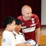 児童と記念撮影するイニエスタ選手（右）＝舞多聞小学校