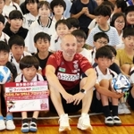 児童と記念撮影するイニエスタ選手（中央）＝舞多聞小学校