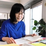 灰谷さんが担任だった当時の文集を今も大事に読み返す藤田緑さん＝神戸市垂水区青山台７