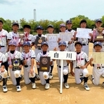 神戸地区Ａブロックで優勝を決めた白川ホーネッツの選手ら＝名谷公園