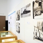 神戸ユニオン教会の歩みを振り返る企画展には、写真パネルや史料などが並ぶ＝神戸市灘区六甲台町