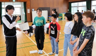 班ごとに分かれて合唱練習に取り組んだ＝神戸市須磨区友が丘３、多井畑小学校