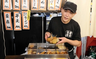 自家製の練り物を素材にした関東煮をＰＲする黒田浩之さん＝神戸市須磨区飛松町２