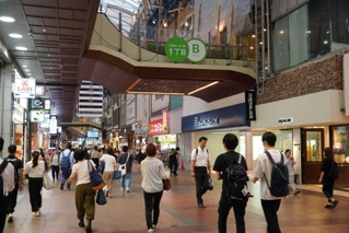 人出が回復し、３年ぶりに上昇した三宮センター街＝神戸市中央区三宮町１