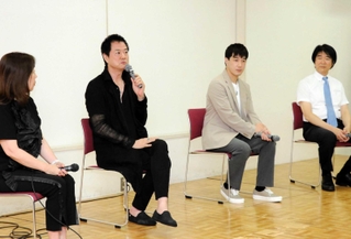 薬物依存に至る原因となった生きづらさや、回復プログラムを通して自分と向き合った体験について語る俳優の高知東生さん（左から２人目）、橋爪遼さん（同３人目）ら＝あすてっぷＫＯＢＥ