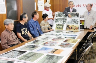 懐かしい街並みを撮影した写真を集める西出東出まちづくり協議会のメンバー＝東出町自治会館