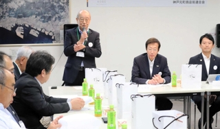 １５０年の節目に向け、マイクを手に決意を語る畑芳弘さん＝こうべまちづくり会館