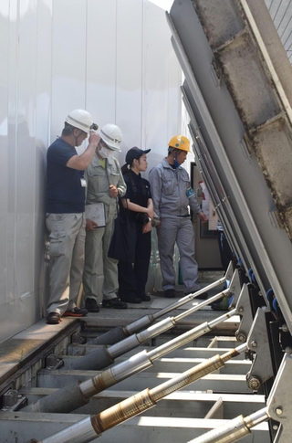 防潮扉の動作を確認する職員ら＝神戸市中央区波止場町