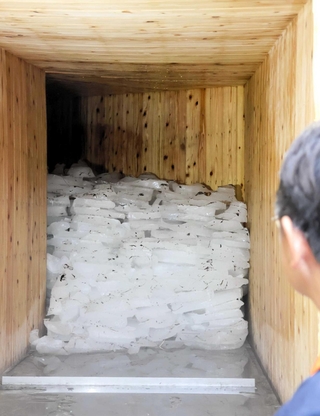 １１トンの氷が貯蔵された氷室＝神戸市灘区六甲山町