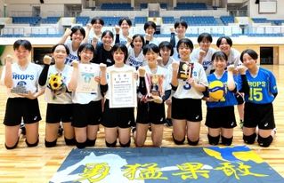総体初出場で栄冠を手にした神戸ＤＲＯＰＳＪｒ．の選手たち＝中央体育館