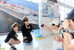 船長服を着て記念撮影する子どもたち＝神戸ポートターミナル