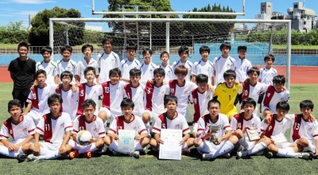 市中学総体で初優勝を果たした灘サッカー部員と般若正大監督（後列左端）＝王子スタジアム