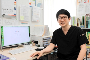 「関本剛さんのクリニックをしっかり守り、いつか将来、あちらの世界で報告したい」と話す熊野晶文院長＝神戸市灘区八幡町３、かえでホームケアクリニック