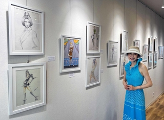 中西さんが手がけたワンピースを着た悠花さん。「第２弾は父がデザインした衣装を展示したい」という＝中央区下山手通３