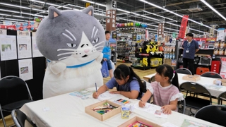 長田区のホームセンターで開かれたかなしきデブ猫ちゃんのぬりえイベント＝アグロガーデン神戸駒ヶ林店