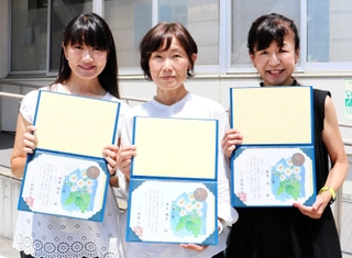 のじぎく賞を受賞した（右から）勝原香さん、大上朋子さん、伊東純子さん＝葺合署