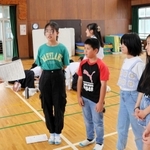 班ごとに分かれて合唱練習に取り組んだ＝神戸市須磨区友が丘３、多井畑小学校